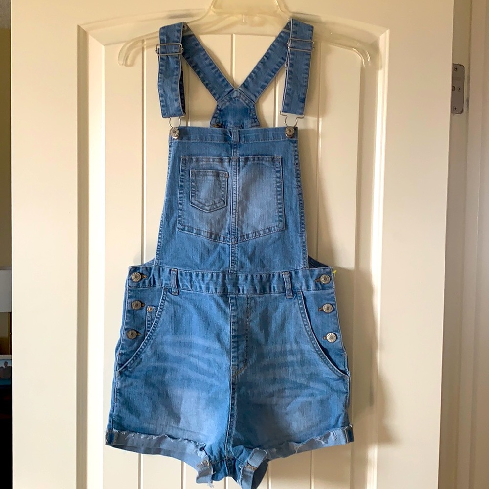 Women’s jean overalls. Size 4. By: Harper Harlow.